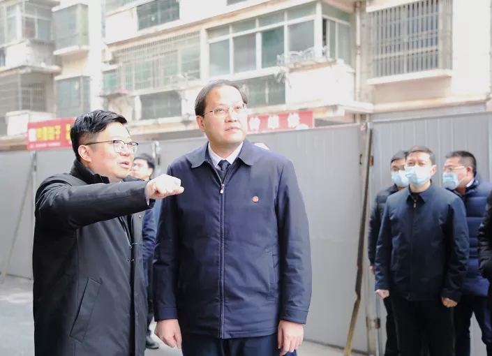 南昌縣委書記、小藍經(jīng)開區(qū)管委會主任陳翔走訪慰問南外環(huán)高速項目